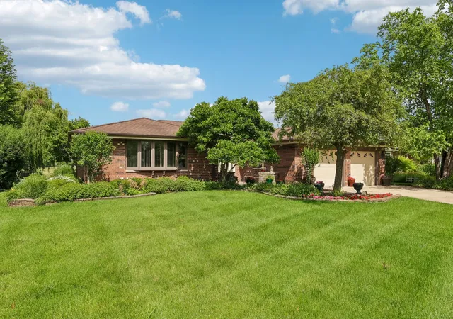 Homes for sale in Schaumburg, IL | 308 S Knollwood Dr, Schaumburg, IL 60193 | MLS# 12682743