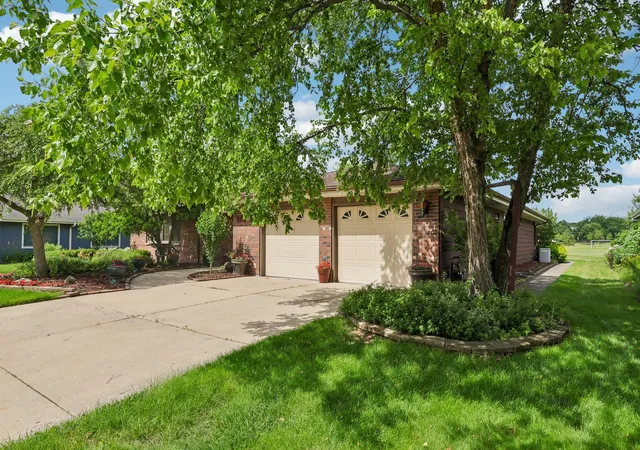 Homes for sale in Schaumburg, IL | 308 S Knollwood Dr, Schaumburg, IL 60193 | MLS# 12682743