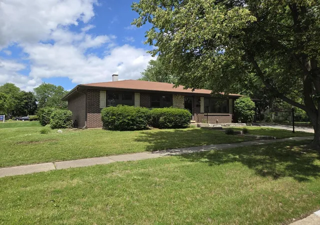 Homes for sale in Crystal Lake, IL | 668 Lee Dr, Crystal Lake, IL 60014 | MLS# 12682907