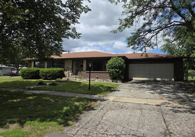 Homes for sale in Crystal Lake, IL | 668 Lee Dr, Crystal Lake, IL 60014 | MLS# 12682907