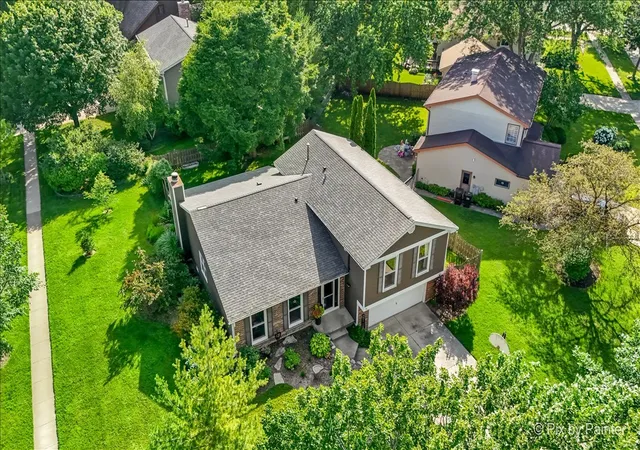 2nd image of 1021 Colony Dr, Crystal Lake, IL 60014 | MLS# 12682908