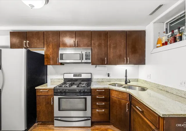Homes for sale in Chicago, IL | 3335 W Byron St, Chicago, IL 60618