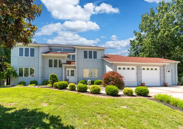 Homes for sale in Carbondale, IL | 3201 Foxberry Cir, Carbondale, IL 62901 | MLS# 12683074