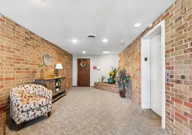 2nd image of 7800 W Foresthill Ln W, Palos Heights, IL 60463