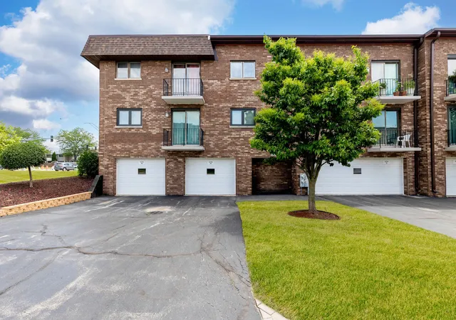 Homes for sale in Orland Park, IL | 15701 Brassie Court, Orland Park, IL 60462 | Houzeo
