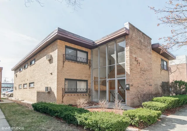 Photo 1 of Condo for sale at 257 Washington Blvd #7, Oak Park, IL 60302 | MLS# 12683308 | Listing updated on 2026-09-29