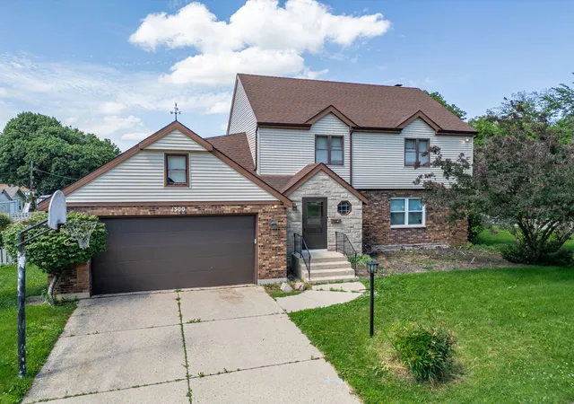 Homes for sale in Elgin, IL | 1300 Wolff Ave, Elgin, IL 60123 | MLS# 12683362