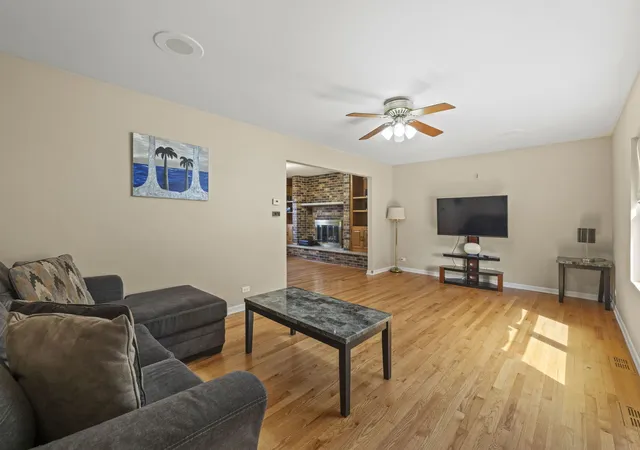 4th image of 1300 Wolff Ave, Elgin, IL 60123 | MLS# 12683362