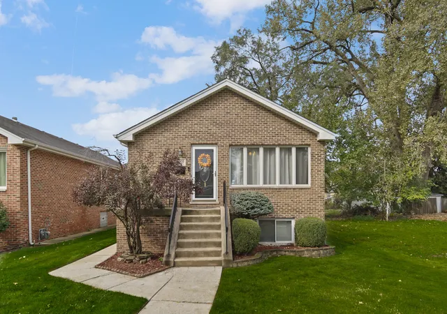 Photo 2 of Sale Pending at 8850 S Mozart Ave, Evergreen Park, IL 60805 | MLS# 12683367 | Listing updated on 2026-08-21
