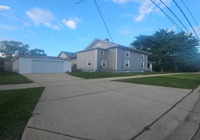 Photo 4 of Single family home for sale at 583 S Lasalle Ave, Aurora, IL 60505 | MLS# 12683396 | Listing updated on 2026-10-01