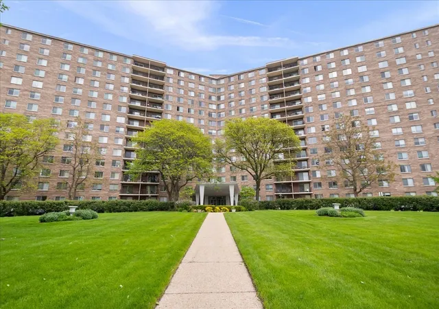 Homes for sale in Chicago, IL | 7141 N Kedzie Ave #601, Chicago, IL 60645 | MLS# 12683431