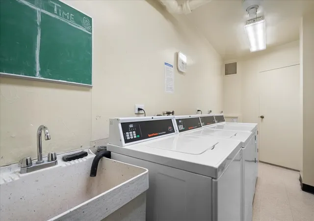 Homes for sale in Chicago, IL | 7141 N Kedzie Avenue, Chicago, IL 60645 | Houzeo
