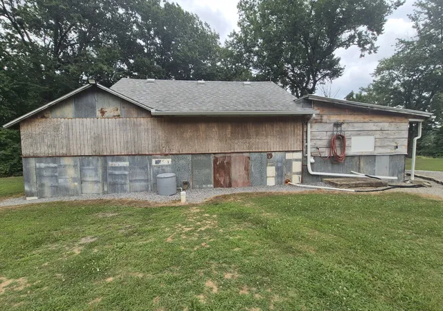 Photo 3 of Single family home for sale at 250 Lakeview Rd, Galatia, IL 62935 | MLS# 12683435 | Listing updated on 2026-09-14