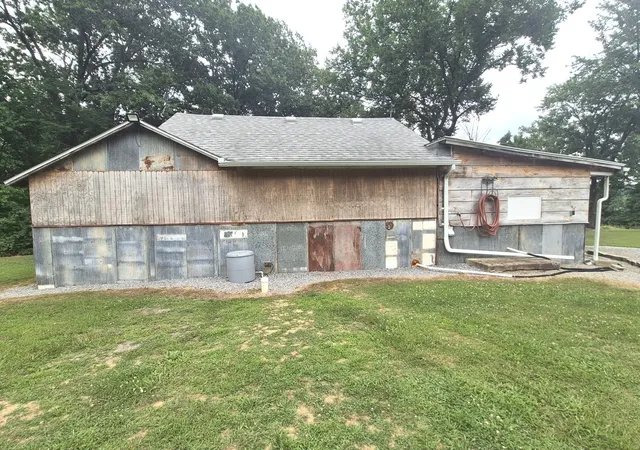 Photo 3 of Single family home for sale at 250 Lakeview Rd, Galatia, IL 62935 | MLS# 12683435 | Listing updated on 2026-10-29