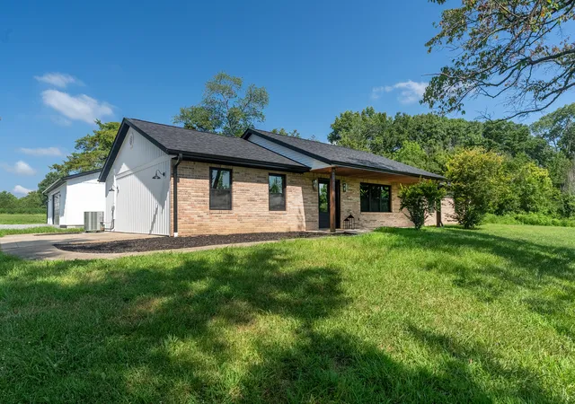 Photo 2 of Single family home for sale at 956 Auburn Ln Se, Marion, IL 62959 | MLS# 12683465 | Listing updated on 2026-09-04