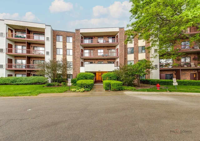 Homes for sale in Wheeling, IL | 1500 Harbour Dr #4Q, Wheeling, IL 60090 | MLS# 12683579