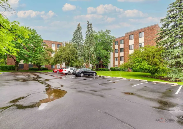 Homes for sale in Wheeling, IL | 1500 Harbour Dr #4Q, Wheeling, IL 60090 | MLS# 12683579