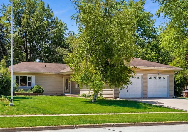 Homes for sale in Sycamore, IL | 1644 Bayberry Ln, Sycamore, IL 60178 | MLS# 12683635