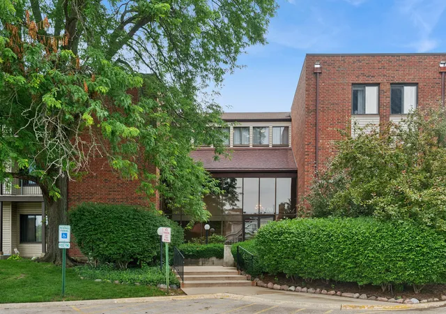 Homes for sale in Northbrook, IL | 3070 Pheasant Creek Dr #106, Northbrook, IL 60062 | MLS# 12683725