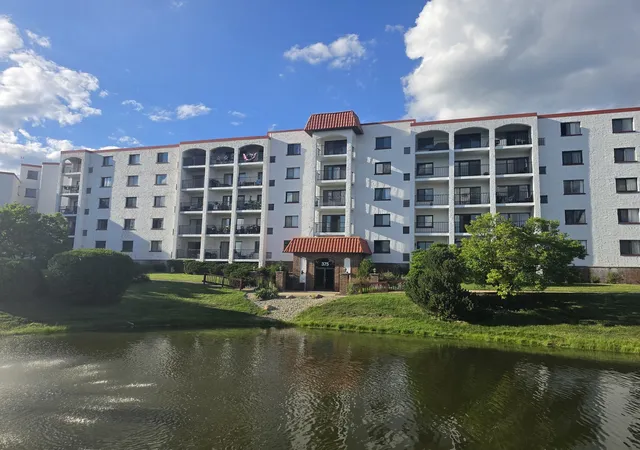Homes for sale in Wheeling, IL | 375 Plum Creek Dr #103, Wheeling, IL 60090 | MLS# 12683874