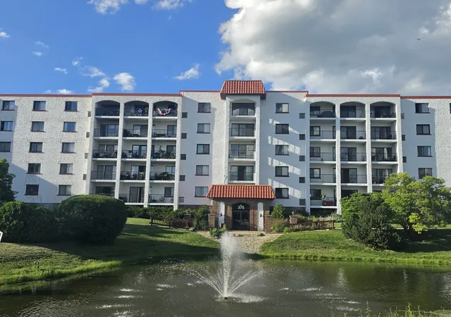 Homes for sale in Wheeling, IL | 375 Plum Creek Dr #103, Wheeling, IL 60090 | MLS# 12683874