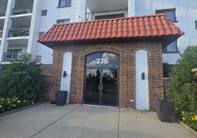 Homes for sale in Wheeling, IL | 375 Plum Creek Dr #103, Wheeling, IL 60090 | MLS# 12683874