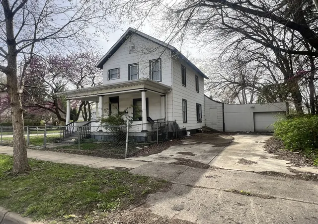 Homes for sale in Bloomington, IL | 902 N Lee St, Bloomington, IL 61701 | MLS# 12683889