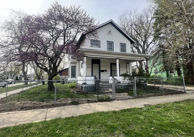 Homes for sale in Bloomington, IL | 902 N Lee St, Bloomington, IL 61701 | MLS# 12683889