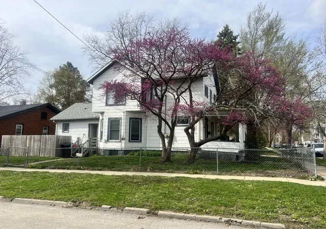 Homes for sale in Bloomington, IL | 902 N Lee St, Bloomington, IL 61701 | MLS# 12683889