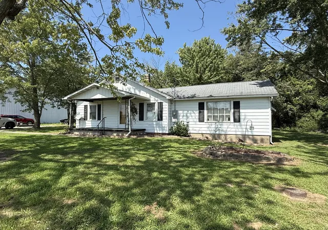 Photo 1 of Single family home for sale at 810 W Longstreet Rd, Marion, IL 62959 | MLS# 12683924 | Listing updated on 2026-09-03