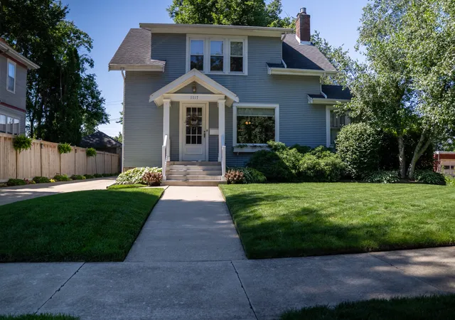 Homes for sale in Bloomington, IL | 1117 E Olive St, Bloomington, IL 61701 | MLS# 12683937