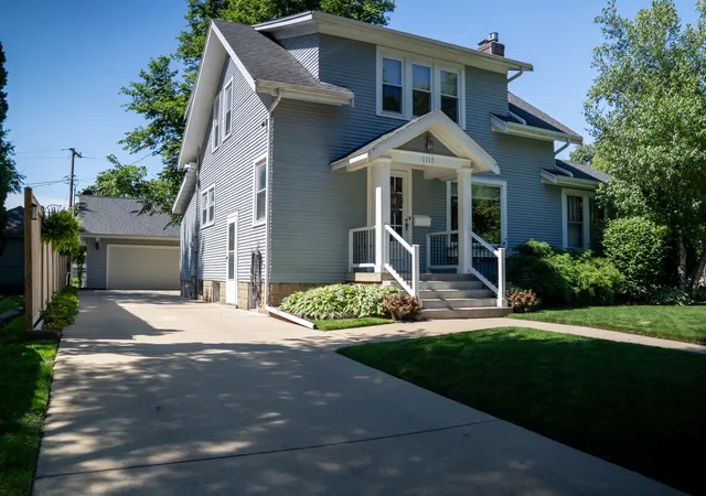 Homes for sale in Bloomington, IL | 1117 E Olive St, Bloomington, IL 61701 | MLS# 12683937