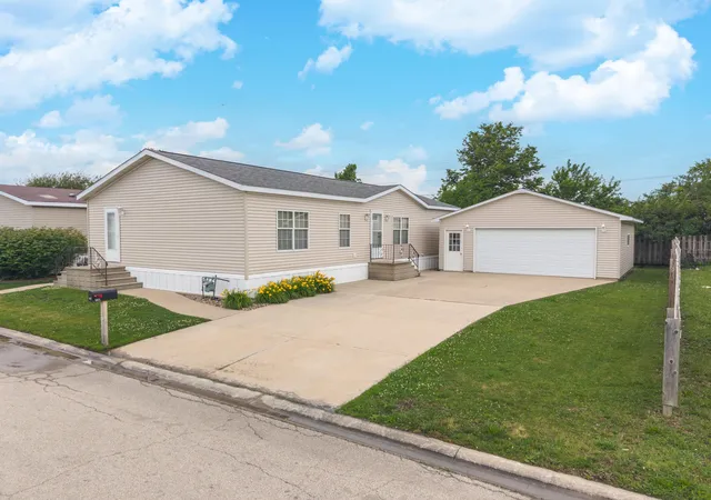 Homes for sale in Chenoa, IL | 501 Michael Ln, Chenoa, IL 61726 | MLS# 12683950