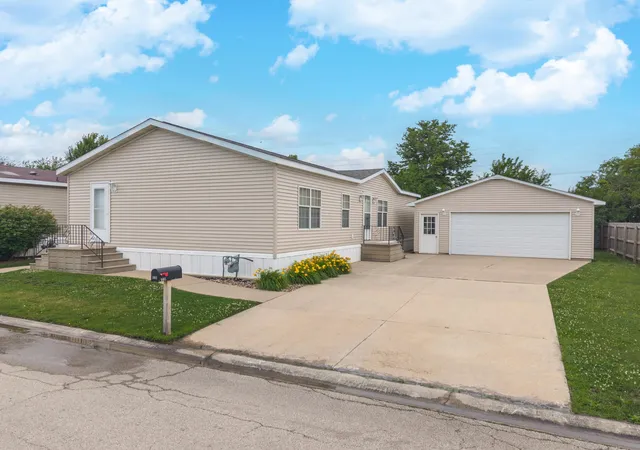 Homes for sale in Chenoa, IL | 501 Michael Ln, Chenoa, IL 61726 | MLS# 12683950