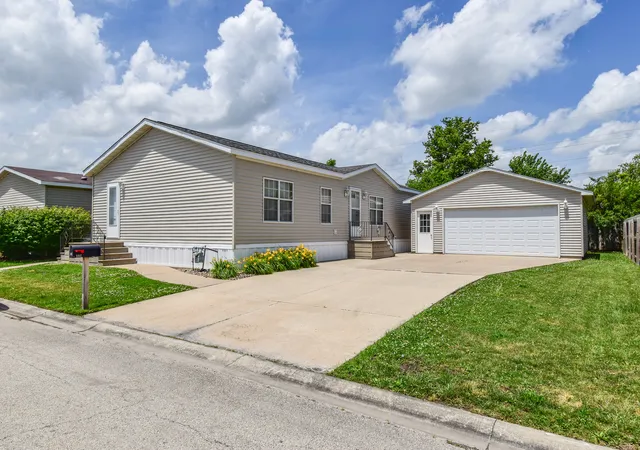 Homes for sale in Chenoa, IL | 501 Michael Ln, Chenoa, IL 61726 | MLS# 12683950