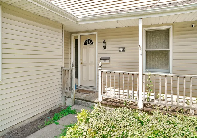 Photo 3 of Single family home for sale at 2305 Whitson Cir, Urbana, IL 61801 | MLS# 12684033 | Listing updated on 2026-09-07