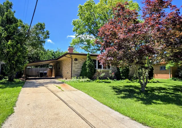 Homes for sale in Urbana, IL | 909 E Burkwood Dr, Urbana, IL 61801 | MLS# 12684148