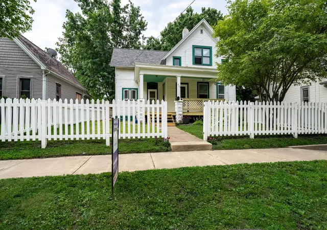 Homes for sale in Bloomington, IL | 906 W Taylor St, Bloomington, IL 61701 | MLS# 12684217