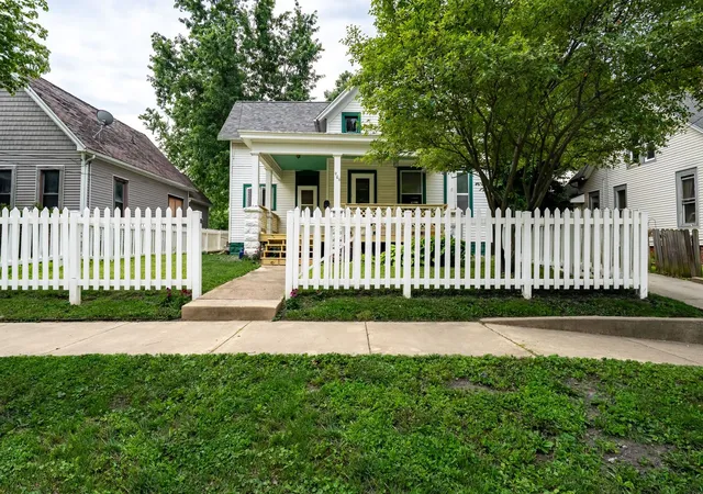 Homes for sale in Bloomington, IL | 906 W Taylor St, Bloomington, IL 61701 | MLS# 12684217