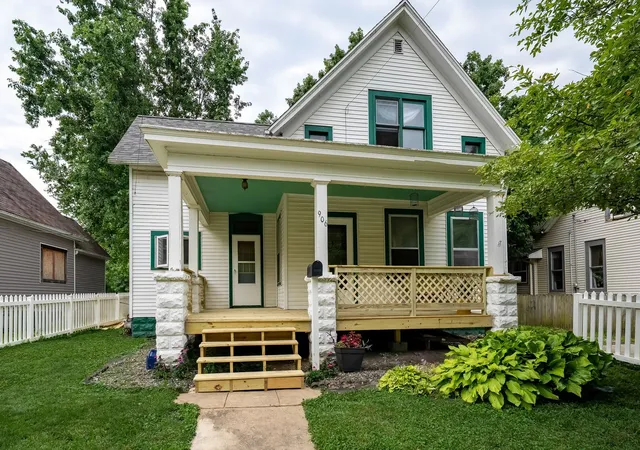 Homes for sale in Bloomington, IL | 906 W Taylor St, Bloomington, IL 61701 | MLS# 12684217