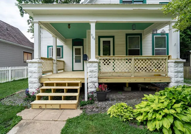 Homes for sale in Bloomington, IL | 906 W Taylor St, Bloomington, IL 61701 | MLS# 12684217