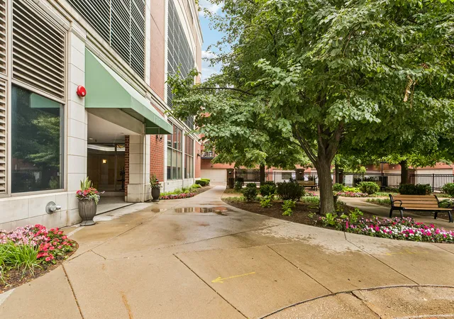 Listing Photo 3 - Condo for sale in building located at 1717 S Prairie Ave, Chicago, IL 60616 - Unit #2206