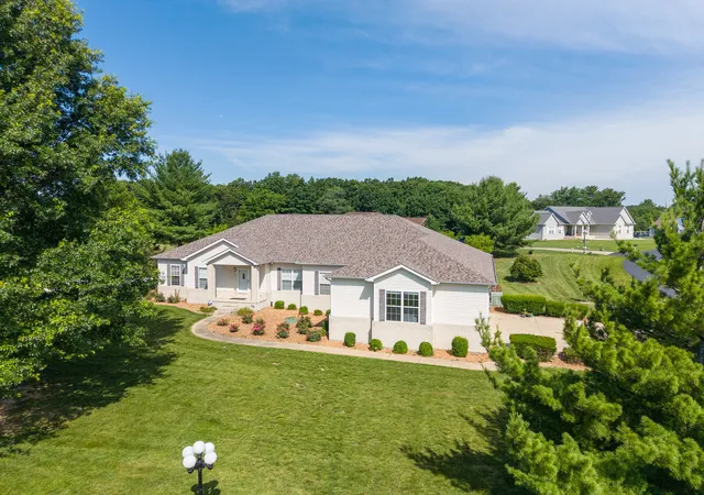 Homes for sale in Mt Vernon, IL | 14205 N Mcraven Ln, Mt Vernon, IL 62864 | MLS# 12684437