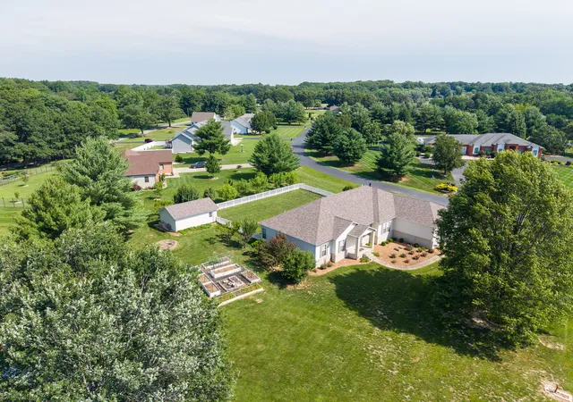 Homes for sale in Mt Vernon, IL | 14205 N Mcraven Ln, Mt Vernon, IL 62864 | MLS# 12684437