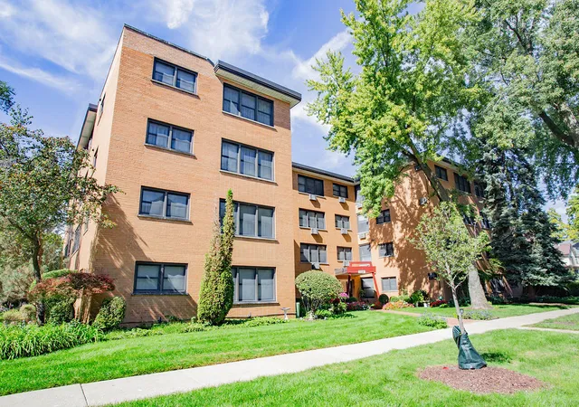 Listing Photo 1 - Condo for sale in building located at 500 Washington Blvd, Oak Park, IL 60302 - Unit #206