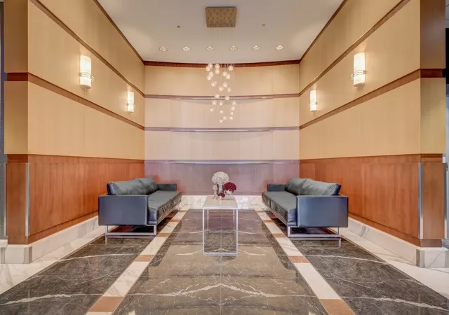 Homes for sale in Chicago, IL | 333 N Canal Street, Chicago, IL 60606 | Houzeo
