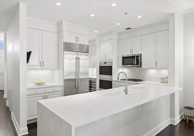 Homes for sale in Chicago, IL | 333 N Canal St #3604, Chicago, IL 60606 | MLS# 12684476