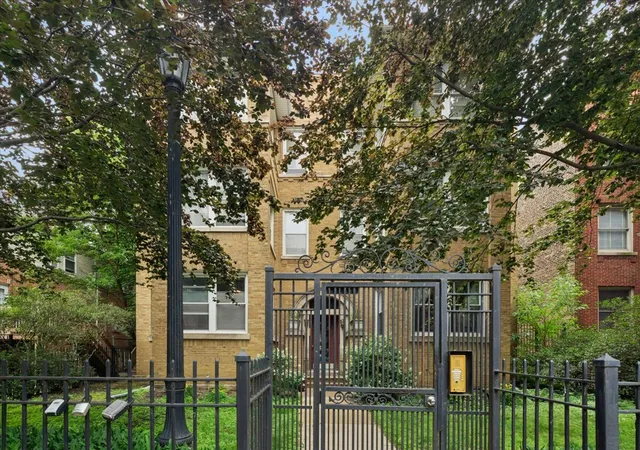 2nd image of 4417 N Malden St, Chicago, IL 60640
