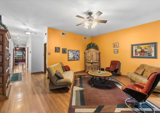 3rd image of 4417 N Malden St, Chicago, IL 60640