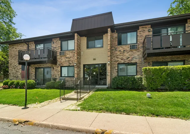 Homes for sale in Arlington Heights, IL | 2642 N Windsor Dr #103, Arlington Heights, IL 60004 | MLS# 12684595
